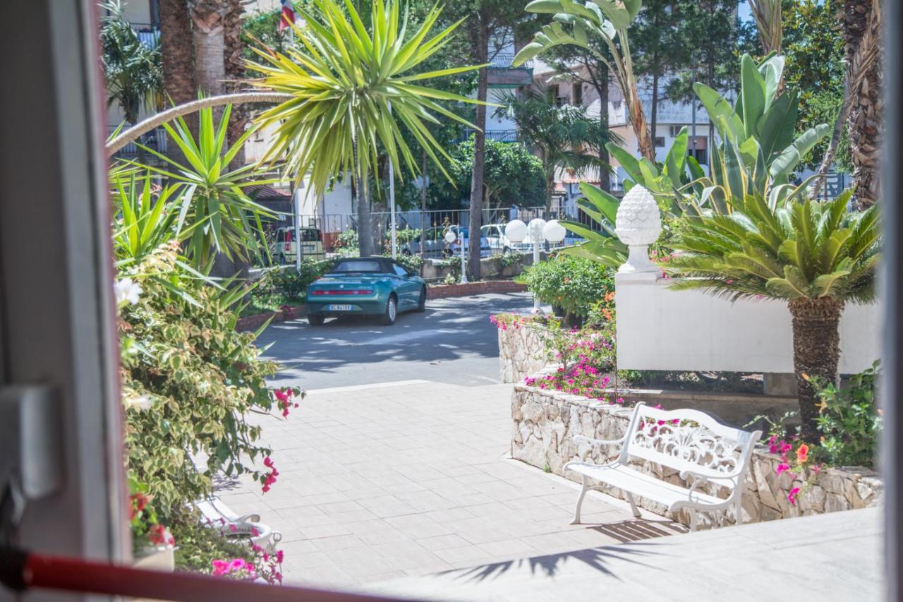 Assinos Palace Hotel Giardini Naxos Eksteriør bilde
